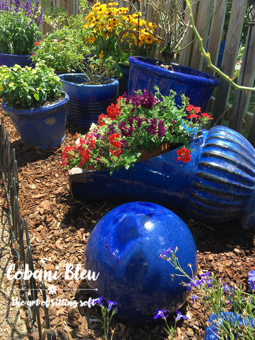 How to Create a Colorful Backyard | CobaniBleu | www.cobanibleu.com